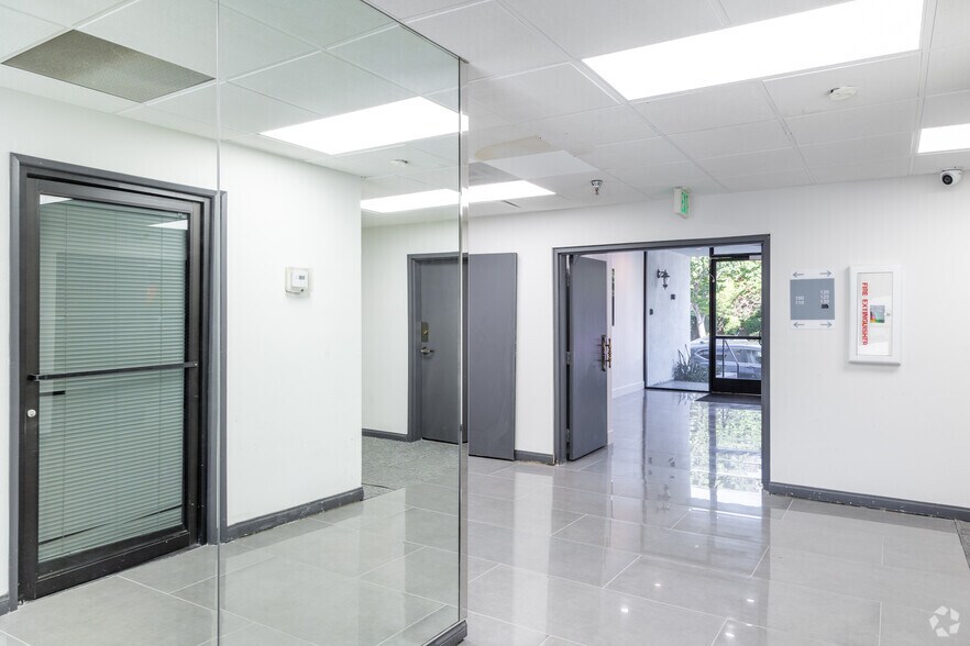 More Photos Of 600 W Broadway, Glendale Office For Lease