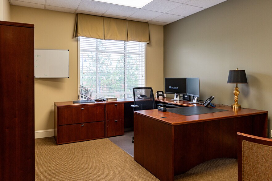 More Photos Of 1600 Highland Colony Pky, Madison Bank For Lease