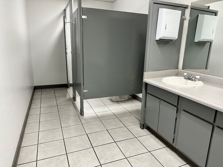 More Photos Of 1980 S Quebec St, Denver Warehouse For Lease