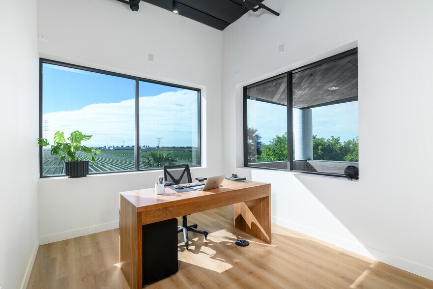 More Photos Of 2150 N Trabajo Dr, Oxnard Warehouse For Lease