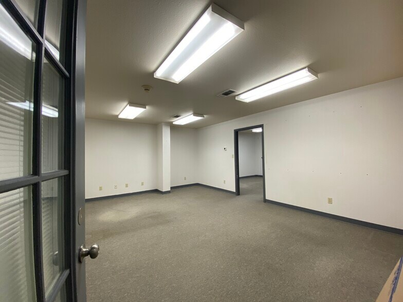More Photos Of 4770 Washington Blvd, Beaumont Light Distribution For Lease