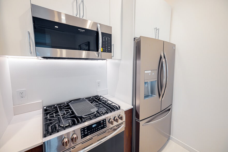 More Photos Of 400 S Old Woodward Ave, Birmingham Apartments For Sale