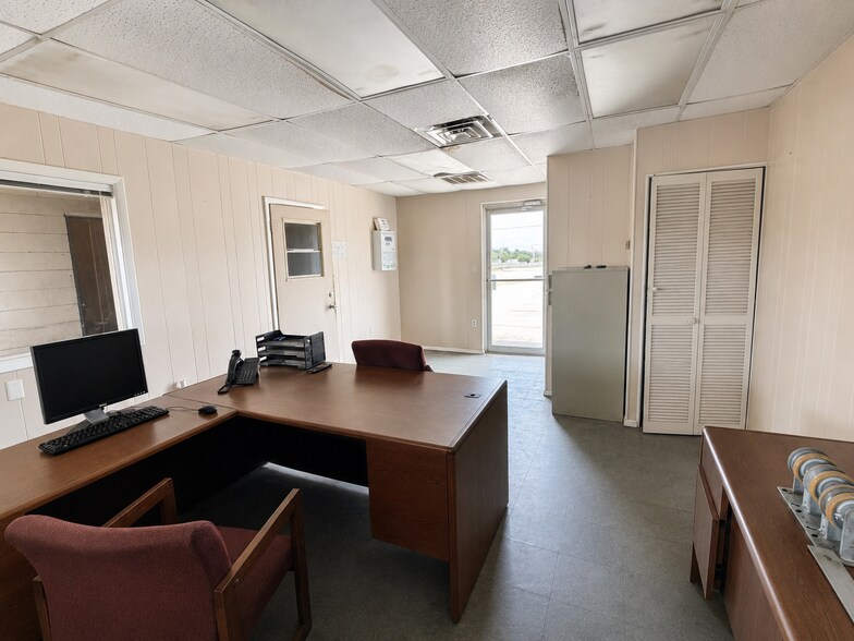 More Photos Of 100 Thornhill Rd, Auburndale Manufacturing For Lease