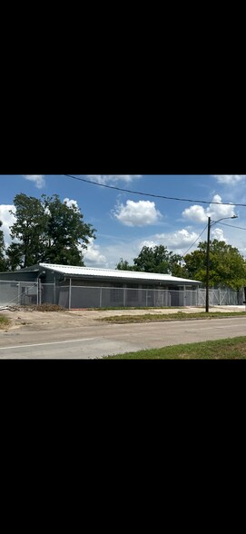More Photos Of 7001 Weaver Rd, Houston Manufacturing For Lease