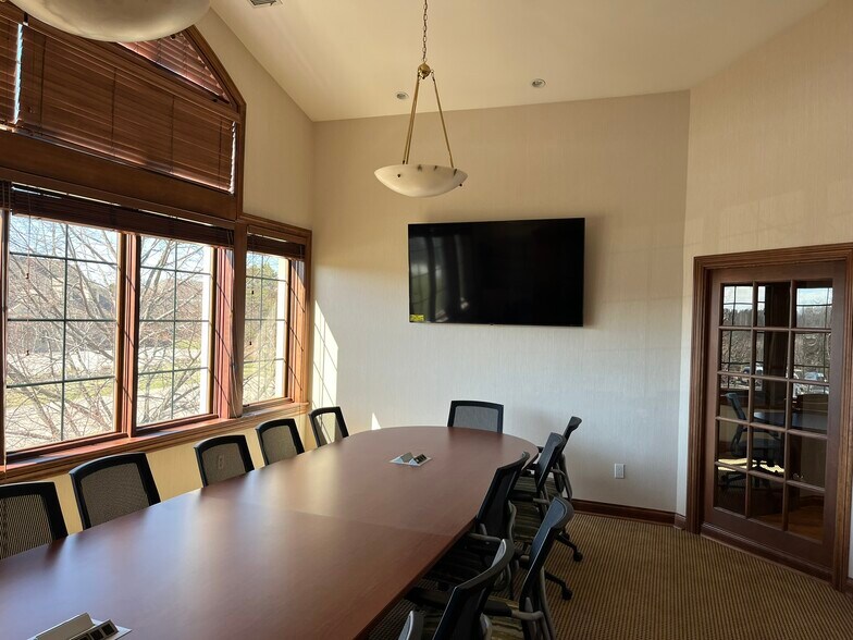 More Photos Of 1500 W Market St, Mequon Medical For Lease