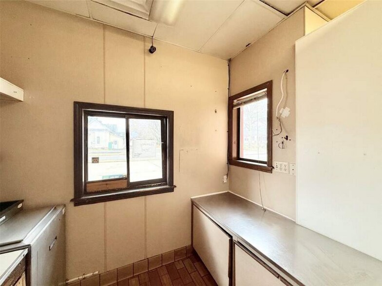 More Photos Of 1103 N Arkansas Ave, Russellville Freestanding For Sale