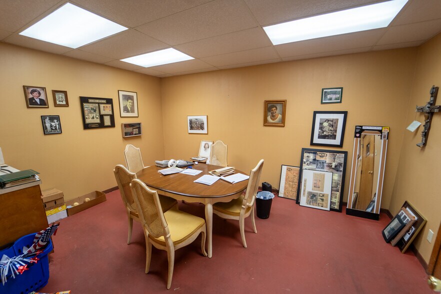 More Photos Of 1302 E Crestwood Dr, Victoria Storefront For Sale