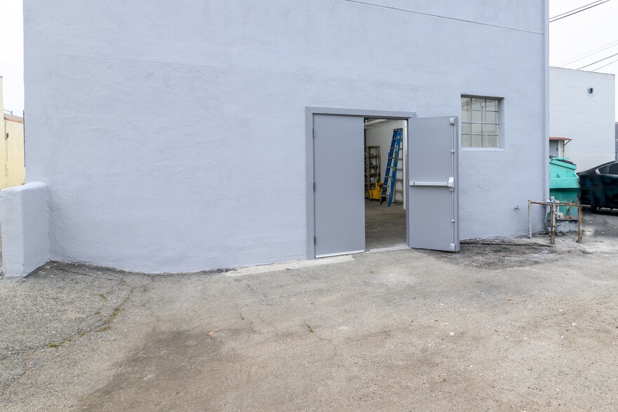 More Photos Of 2037 E Thompson Blvd, Ventura Storefront Retail Office For Lease