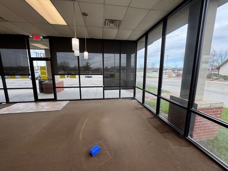 More Photos Of 8311-8351 W 135th St, Overland Park Storefront Retail Office For Lease