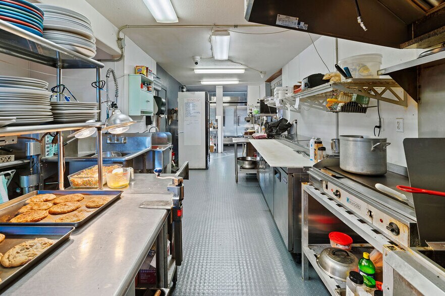 More Photos Of 6425 Pacific Ave, Cloverdale General Retail For Sale