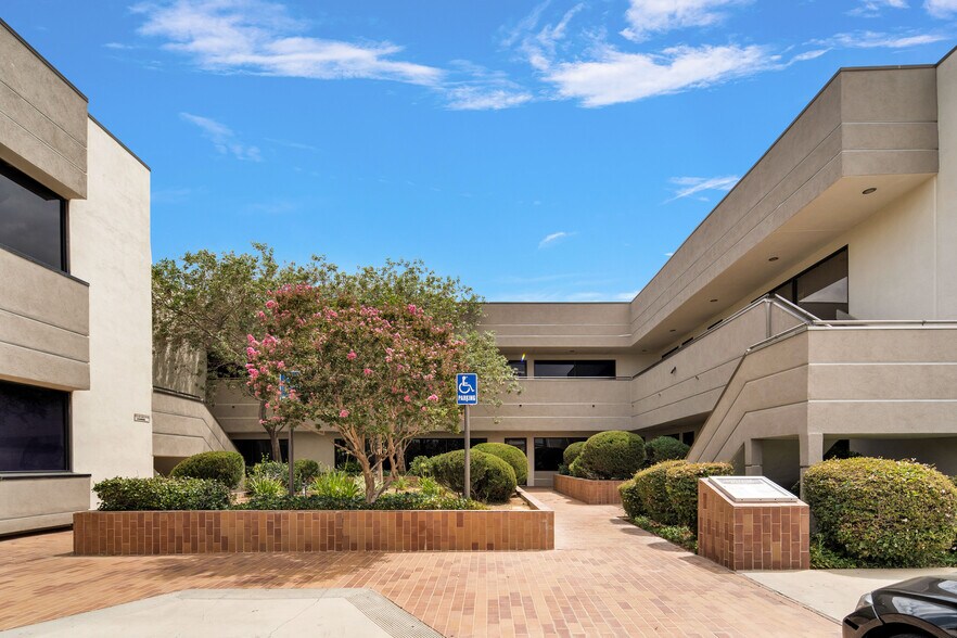 More Photos Of 1672 W Avenue J, Lancaster Medical For Lease