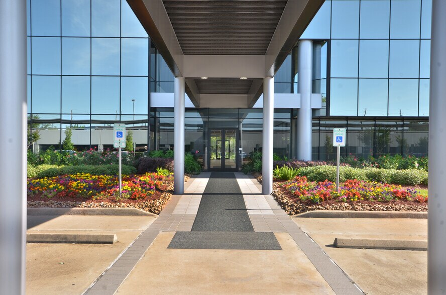 More Photos Of 11000 Richmond Ave, Houston Office For Lease