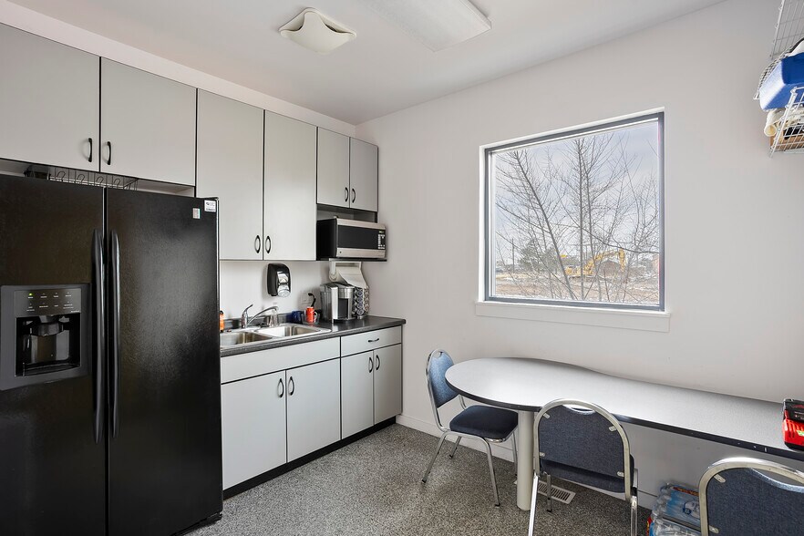 More Photos Of 1090 Cambridge Cir, Layton Flex For Lease