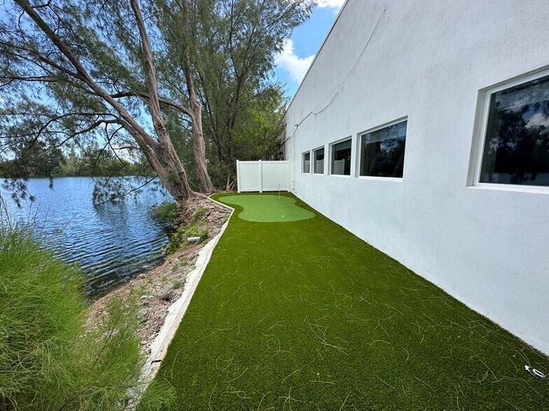 More Photos Of 423-425 NW 10th Ter, Hallandale Beach Light Manufacturing For Sale