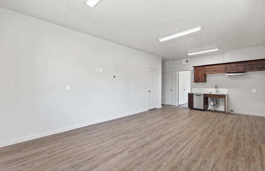 More Photos Of 225 N Happy Valley Rd, Nampa Warehouse For Lease