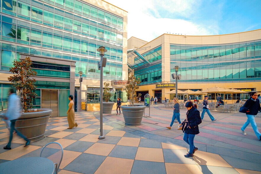 More Photos Of 15301 Ventura Blvd, Sherman Oaks Storefront For Lease