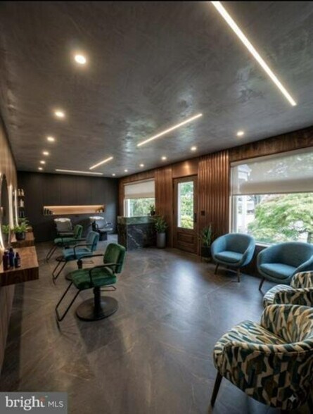 More Photos Of 2132 Noble St, West Lawn Flex For Lease