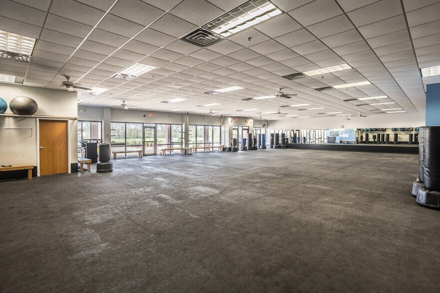 More Photos Of 3821 - 3855 121st St, Urbandale Freestanding For Lease