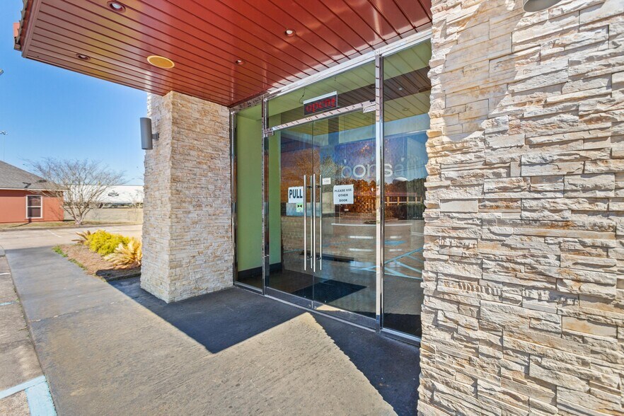 More Photos Of 102 Clinton Center Dr, Clinton Restaurant For Sale