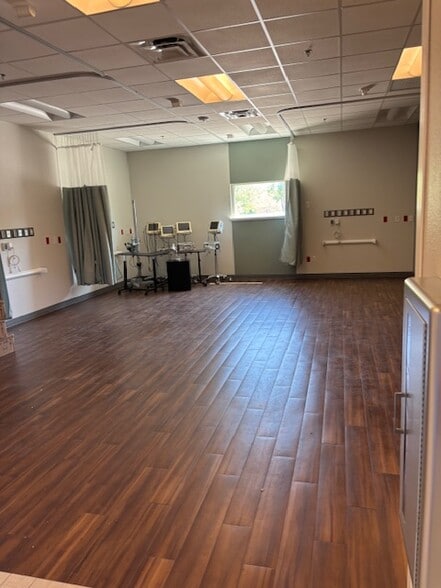 More Photos Of 801 E Debbie Ln, Mansfield Medical For Lease