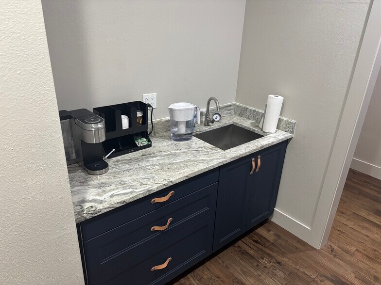 More Photos Of 4722 College Park, San Antonio Light Distribution For Sale