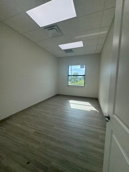 More Photos Of 121 Gretchen Ave S, Lehigh Acres Warehouse For Lease