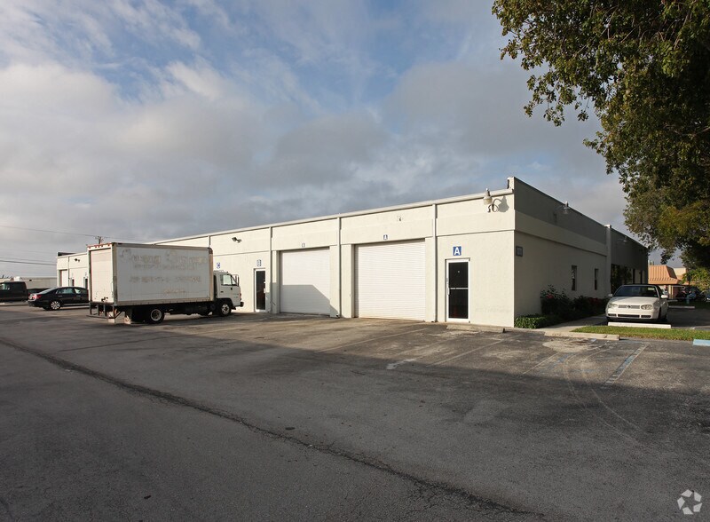 More Photos Of 1372-1374 N Killian Dr, West Palm Beach Warehouse For Lease