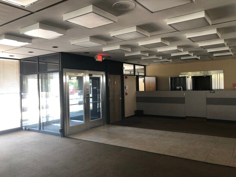 More Photos Of 1325 E Dublin Granville Rd, Columbus Bank For Sale