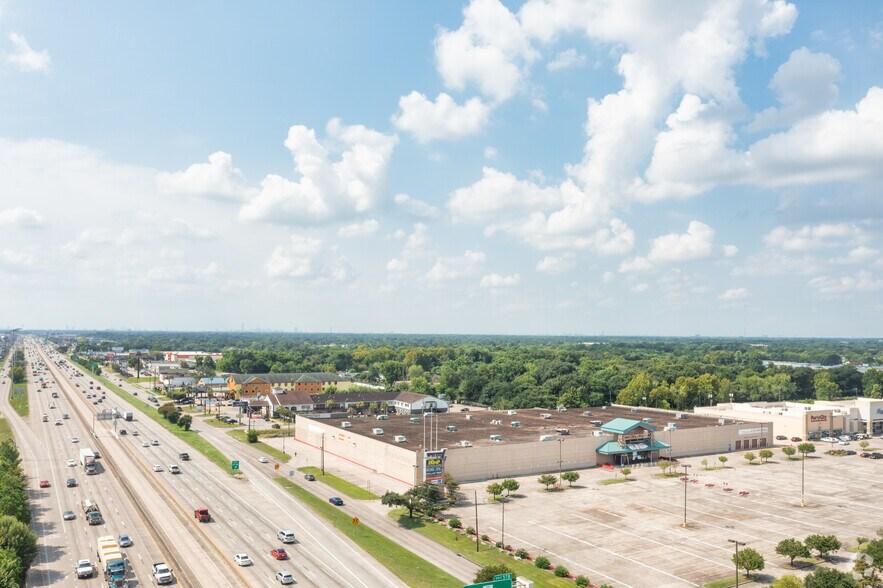 More Photos Of 10241 N I-45, Houston Unknown For Lease