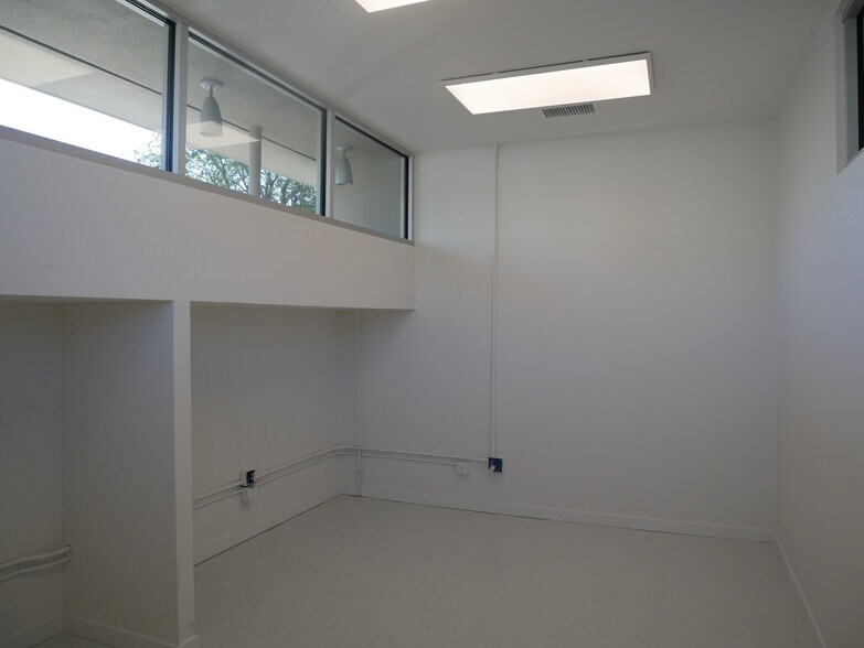 More Photos Of 1094 E Main St, Ventura Office For Sale