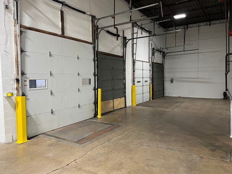 More Photos Of 5200-5230 W Roosevelt Rd, Chicago Warehouse For Lease
