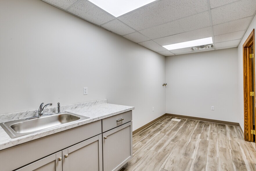 More Photos Of 2021 E 4, Hutchinson Service Station For Sale