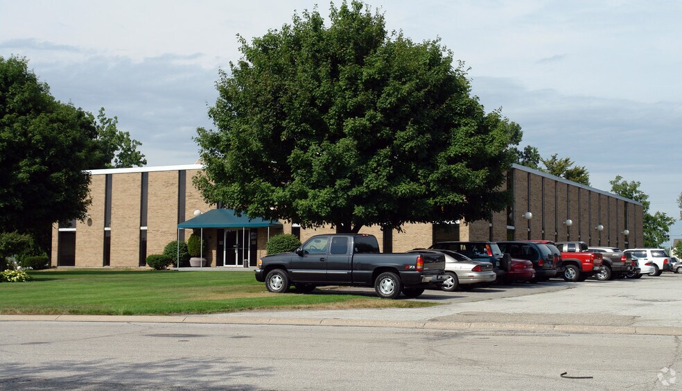 More Photos Of 1657 Commerce Dr, South Bend Coworking Space