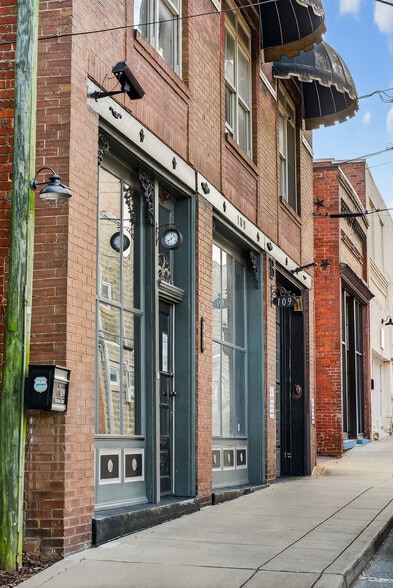 More Photos Of 109 7th Ave E, Springfield Flex For Sale