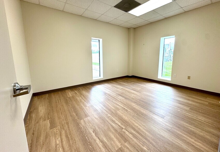 More Photos Of 2230 Pansy St, Pasadena Flex For Lease