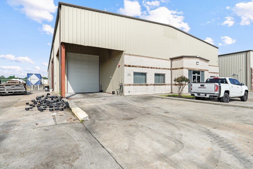 More Photos Of 14151 Interdrive W, Houston Warehouse For Sale