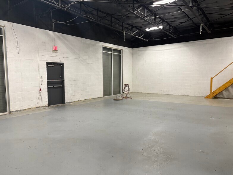 More Photos Of 2119-2133 Farrington St, Dallas Warehouse For Sale