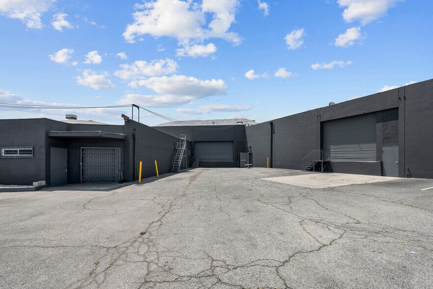 More Photos Of 3301 Maple Ave, Los Angeles Unknown For Lease