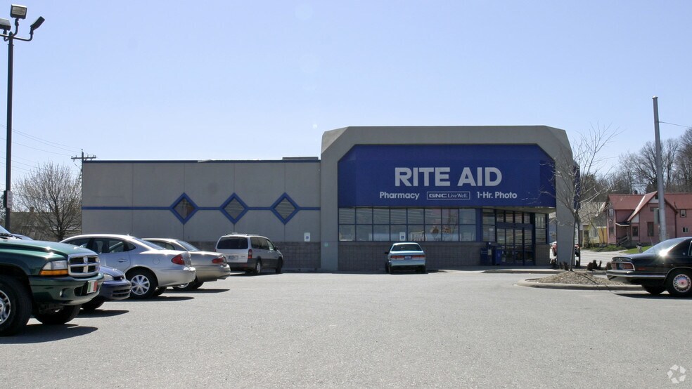 Primary Photo Of 1025 Ashmun St, Sault Sainte Marie Drugstore For Sale