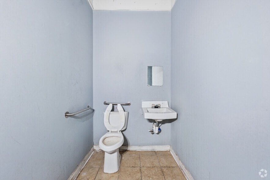 More Photos Of 4827-4903 Old National Hwy, College Park General Retail For Lease