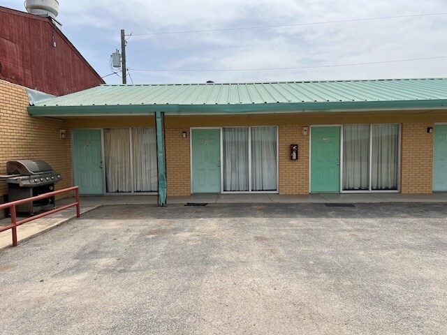 More Photos Of 208 S Ellis St, Menard Hotel For Sale