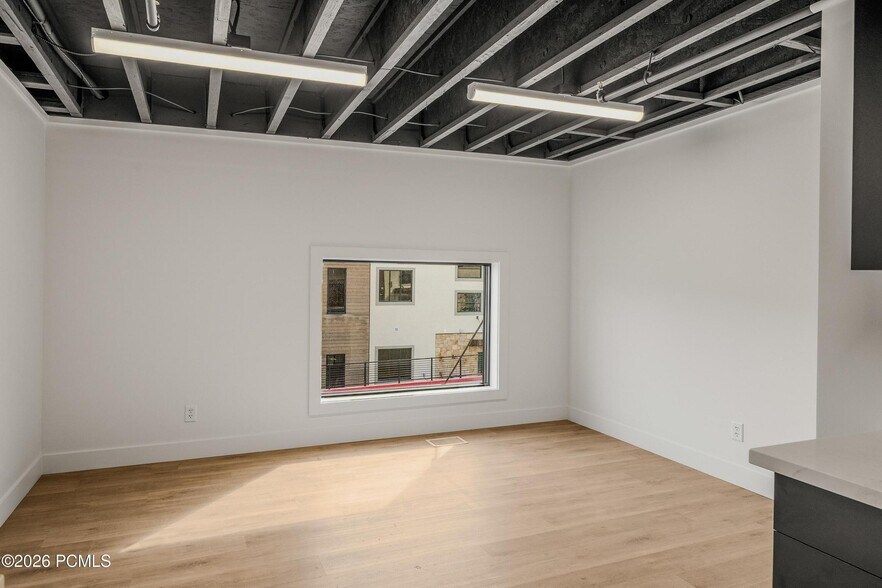 More Photos Of 4554 Forestdale Dr, Park City Showroom For Sale