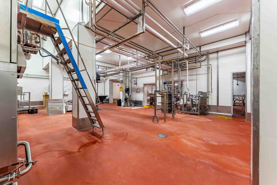 More Photos Of 500 Barrydowne Rd, Sudbury Manufacturing For Sale
