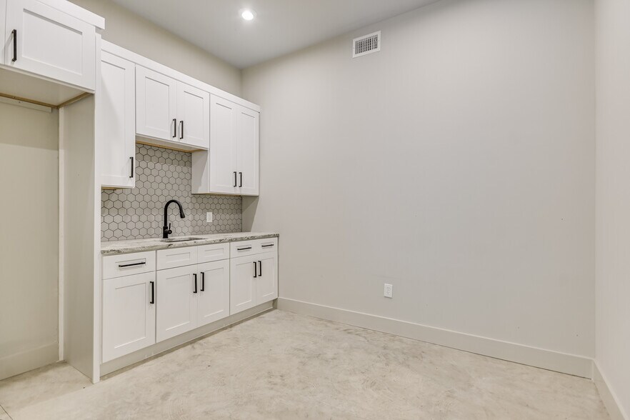 More Photos Of 15210 Fitzhugh Rd, Austin Warehouse For Sale