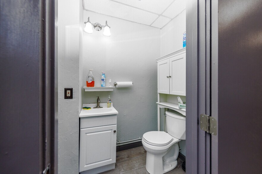 More Photos Of 144 S Main St, Brooklyn Medical For Lease