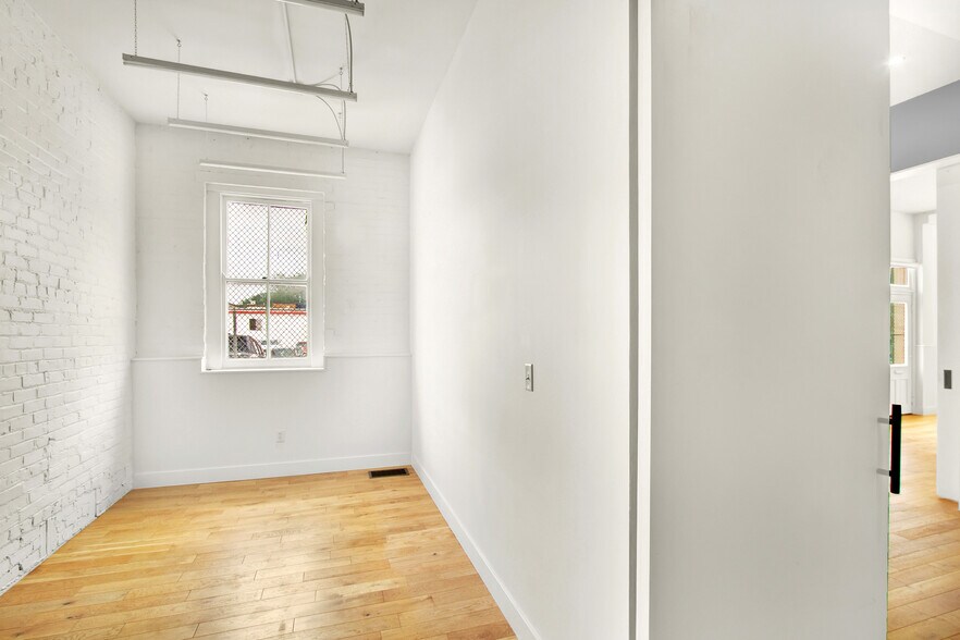 More Photos Of 20 E 5th St, Covington Storefront Retail Residential For Lease