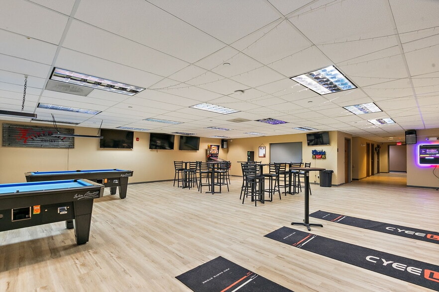 More Photos Of 425 W State St, Sycamore General Retail For Sale