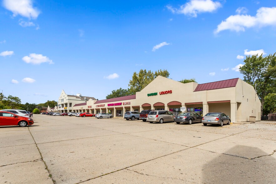 More Photos Of 2202-2230 W Algonquin Rd, Rolling Meadows General Retail For Sale