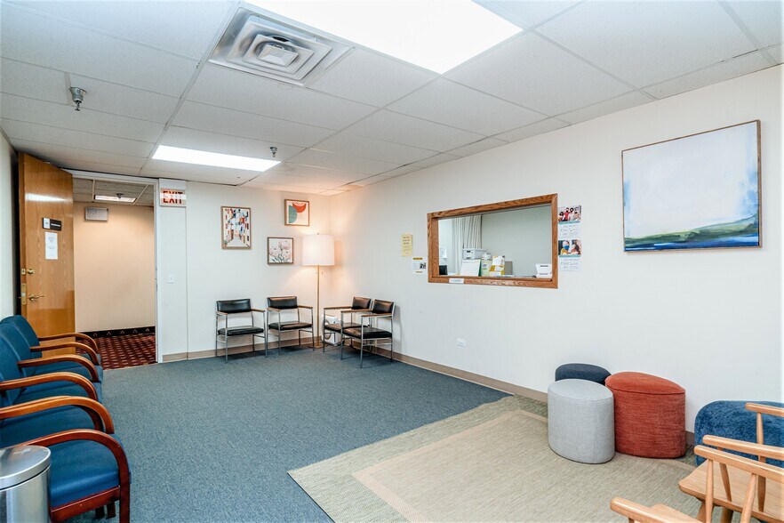 More Photos Of 2604 Dempster St, Park Ridge Medical For Lease