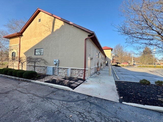 More Photos Of 640 N Fountain Ave, Springfield Freestanding For Sale